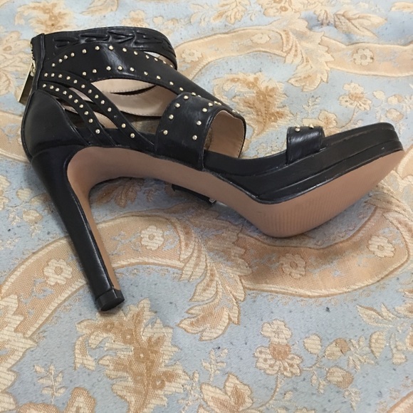 Comfortable, beautiful party shoe . - Picture 3 of 5